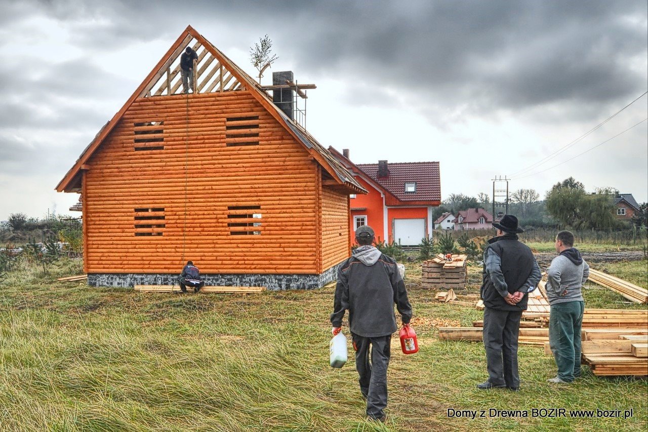 dom z drewna podczas budowy